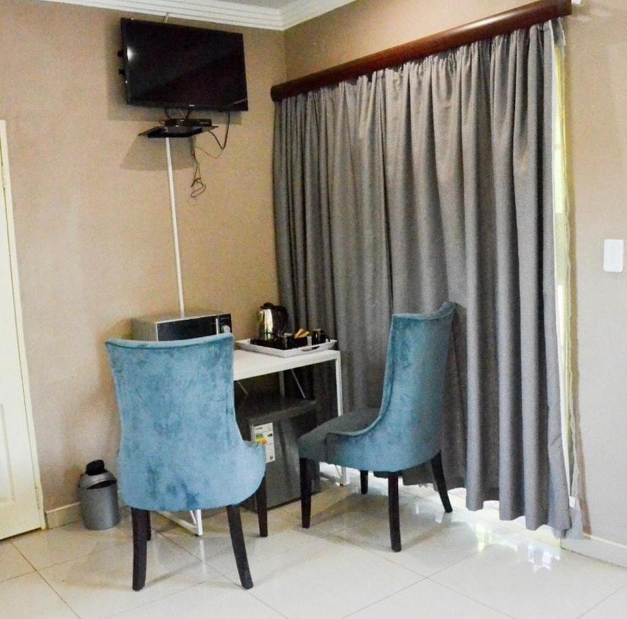 1 Oak Lodge *