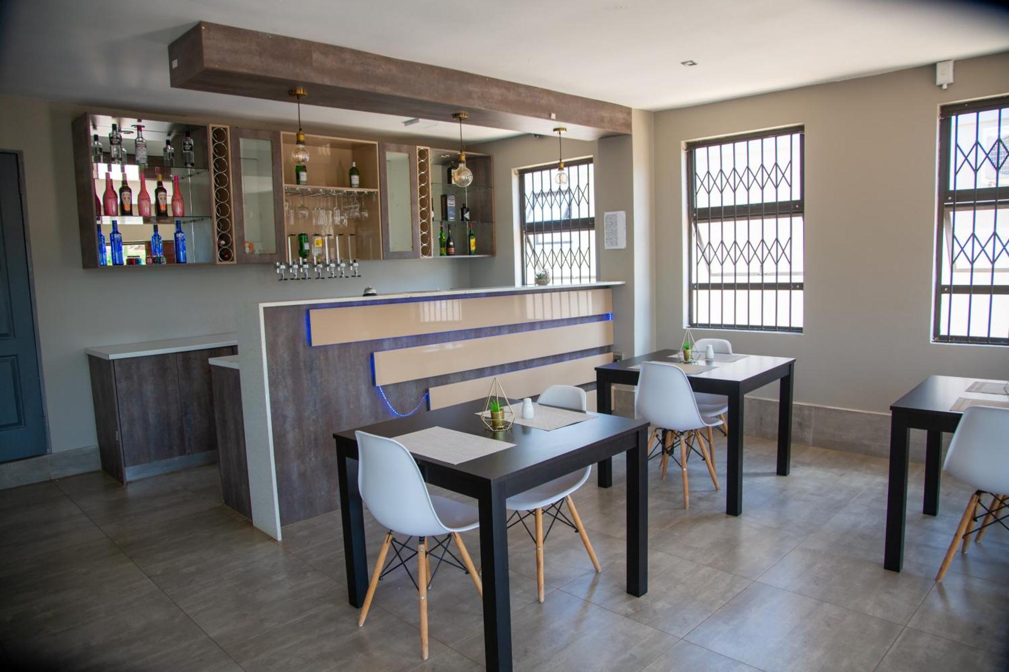 1 Oak Lodge