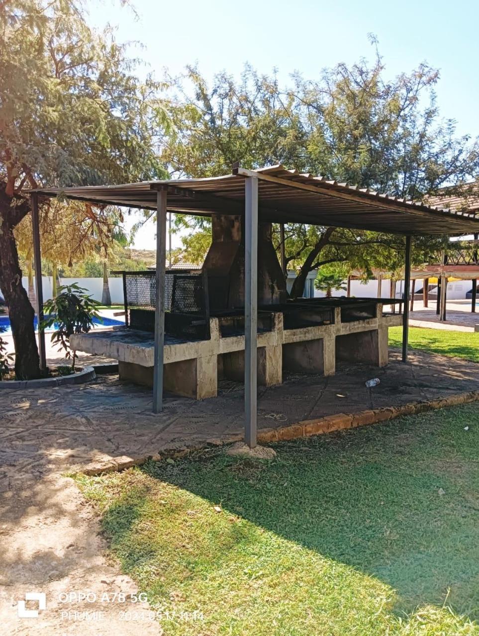 1 Oak Lodge