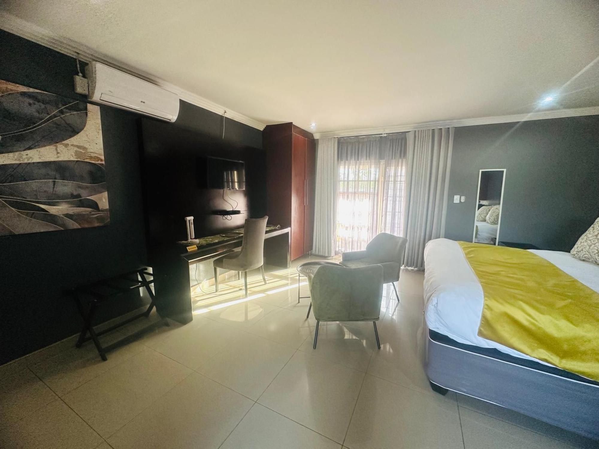 1 Oak Lodge *