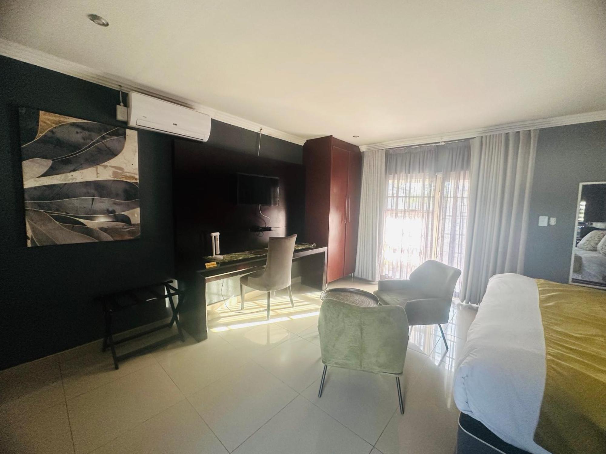 1 Oak Lodge *